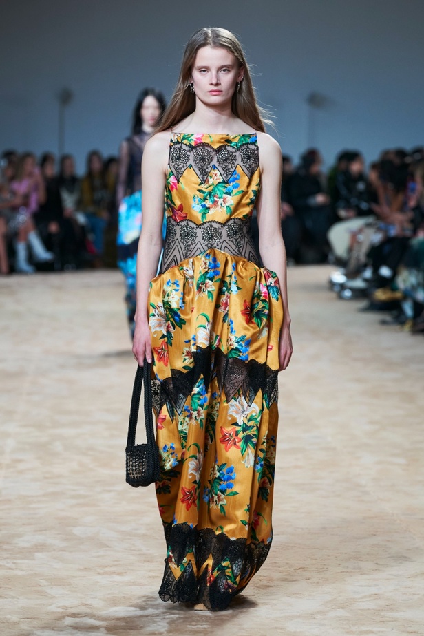 جوليان دوسينا يكرّم المصمم الراحل Paco Rabanne في مجموعة خريف وشتاء 2023-2024