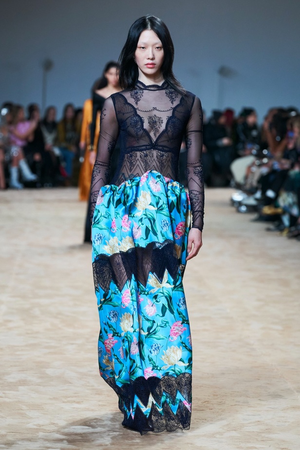 جوليان دوسينا يكرّم المصمم الراحل Paco Rabanne في مجموعة خريف وشتاء 2023-2024