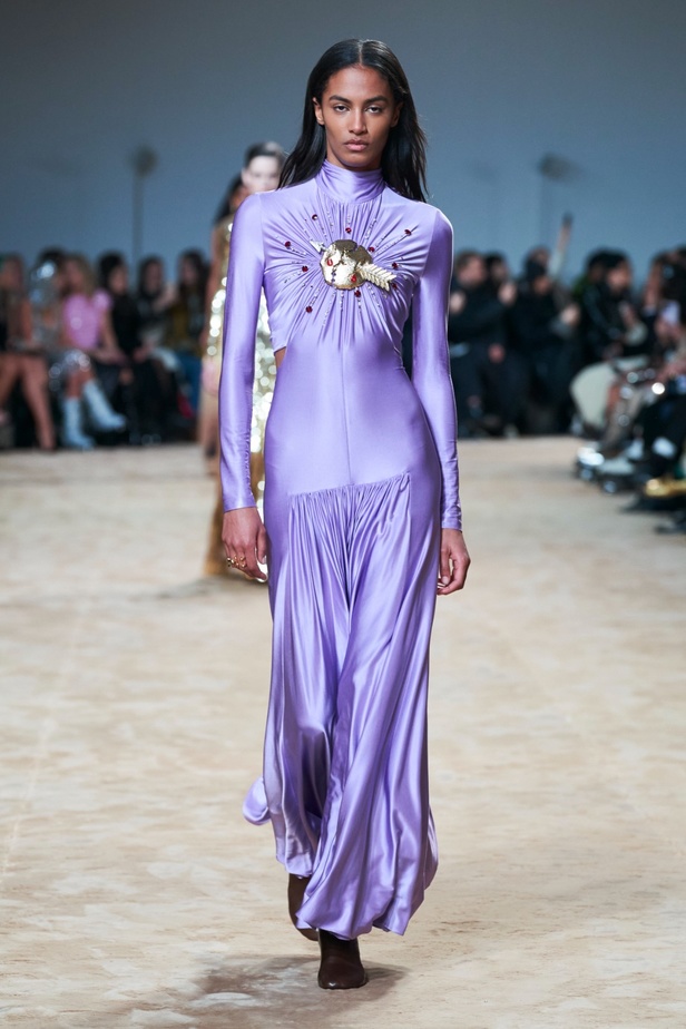 جوليان دوسينا يكرّم المصمم الراحل Paco Rabanne في مجموعة خريف وشتاء 2023-2024