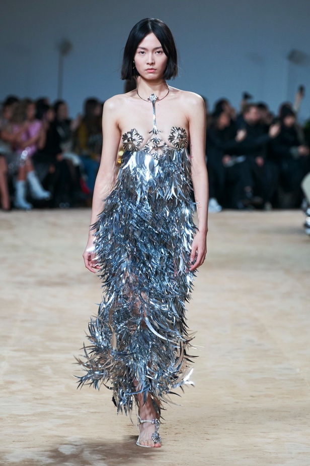 جوليان دوسينا يكرّم المصمم الراحل Paco Rabanne في مجموعة خريف وشتاء 2023-2024