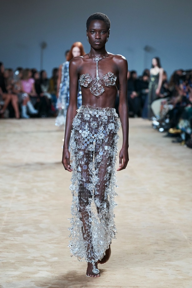 جوليان دوسينا يكرّم المصمم الراحل Paco Rabanne في مجموعة خريف وشتاء 2023-2024