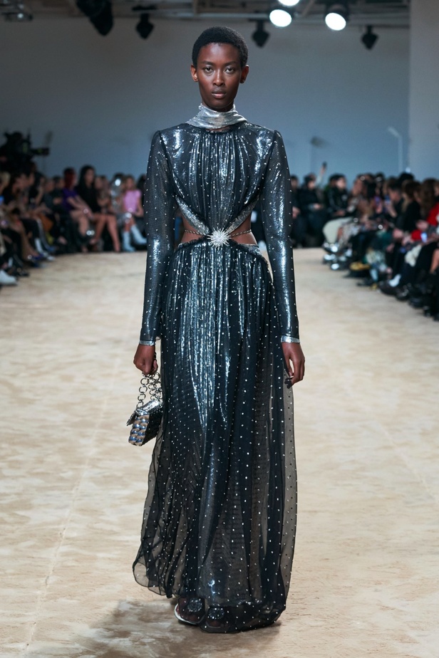 جوليان دوسينا يكرّم المصمم الراحل Paco Rabanne في مجموعة خريف وشتاء 2023-2024