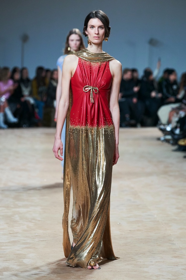 جوليان دوسينا يكرّم المصمم الراحل Paco Rabanne في مجموعة خريف وشتاء 2023-2024