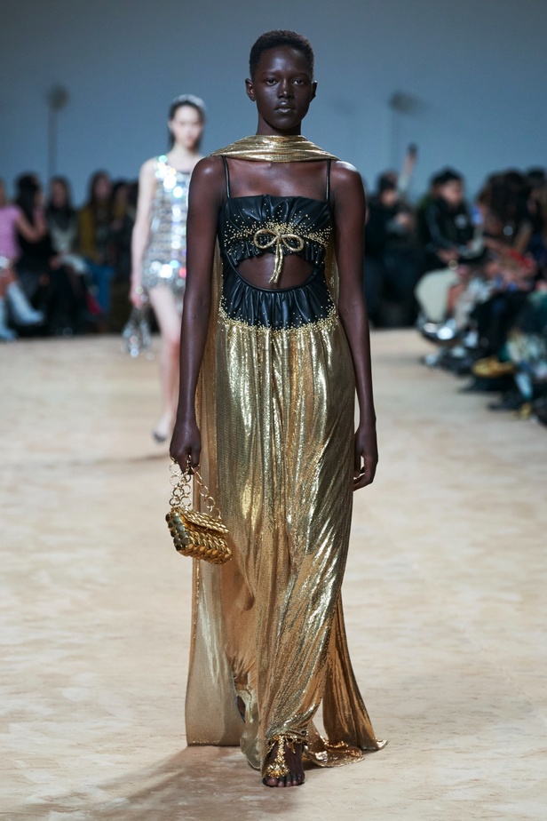 جوليان دوسينا يكرّم المصمم الراحل Paco Rabanne في مجموعة خريف وشتاء 2023-2024