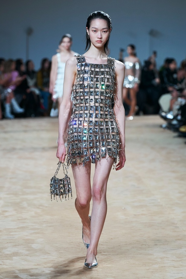 جوليان دوسينا يكرّم المصمم الراحل Paco Rabanne في مجموعة خريف وشتاء 2023-2024