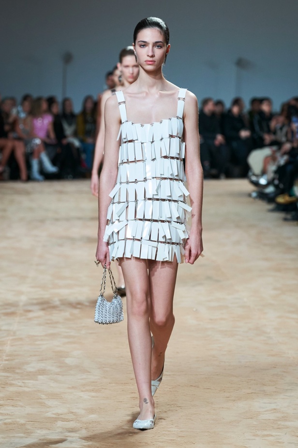 جوليان دوسينا يكرّم المصمم الراحل Paco Rabanne في مجموعة خريف وشتاء 2023-2024