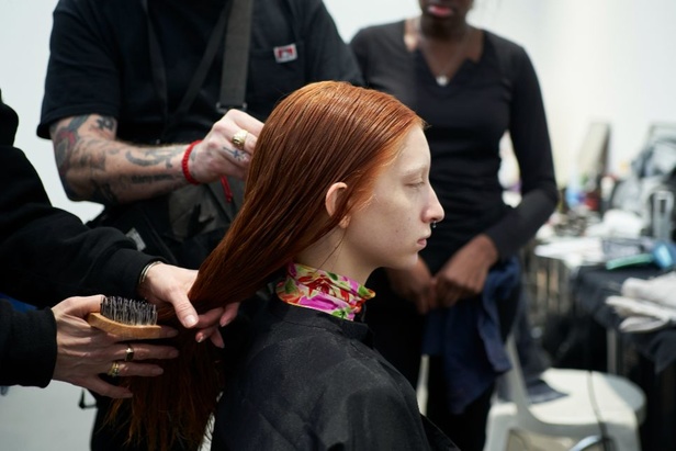 جوليان دوسينا يكرّم المصمم الراحل Paco Rabanne في مجموعة خريف وشتاء 2023-2024