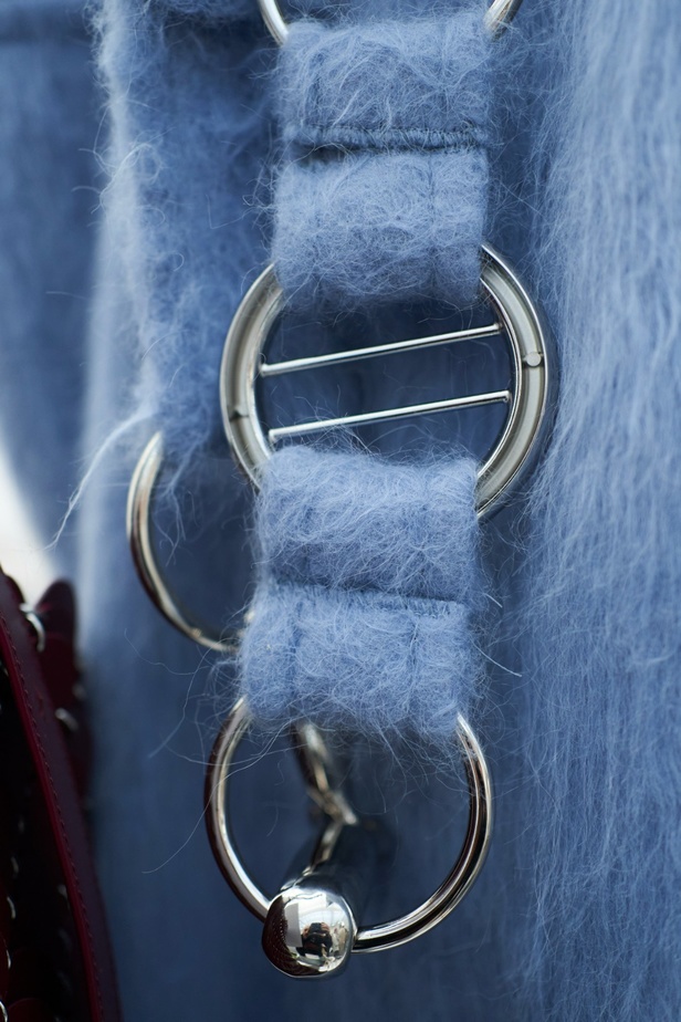 جوليان دوسينا يكرّم المصمم الراحل Paco Rabanne في مجموعة خريف وشتاء 2023-2024