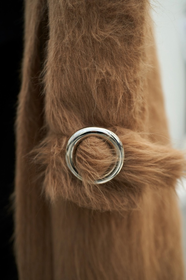 جوليان دوسينا يكرّم المصمم الراحل Paco Rabanne في مجموعة خريف وشتاء 2023-2024