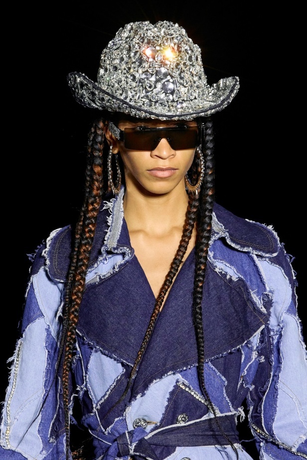 Philipp Plein يعود إلى ميلان بمجموعة خريف وشتاء 2023-2024 بعنوان Chrome Cowboy