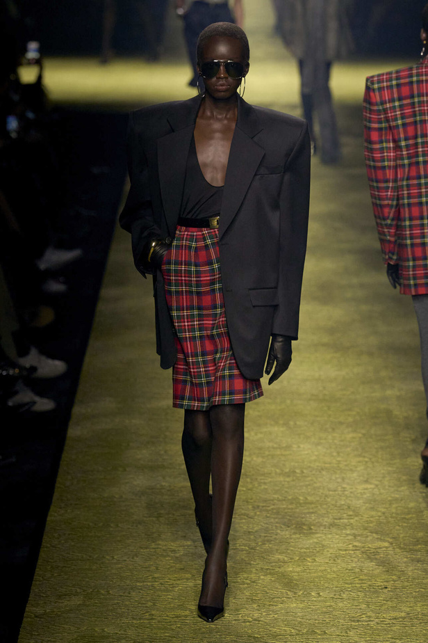 عرض Saint Laurent لخريف وشتاء 2024 في باريس