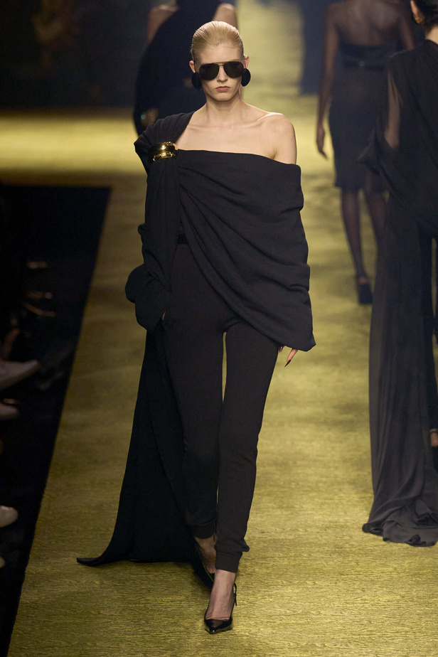 عرض Saint Laurent لخريف وشتاء 2024 في باريس