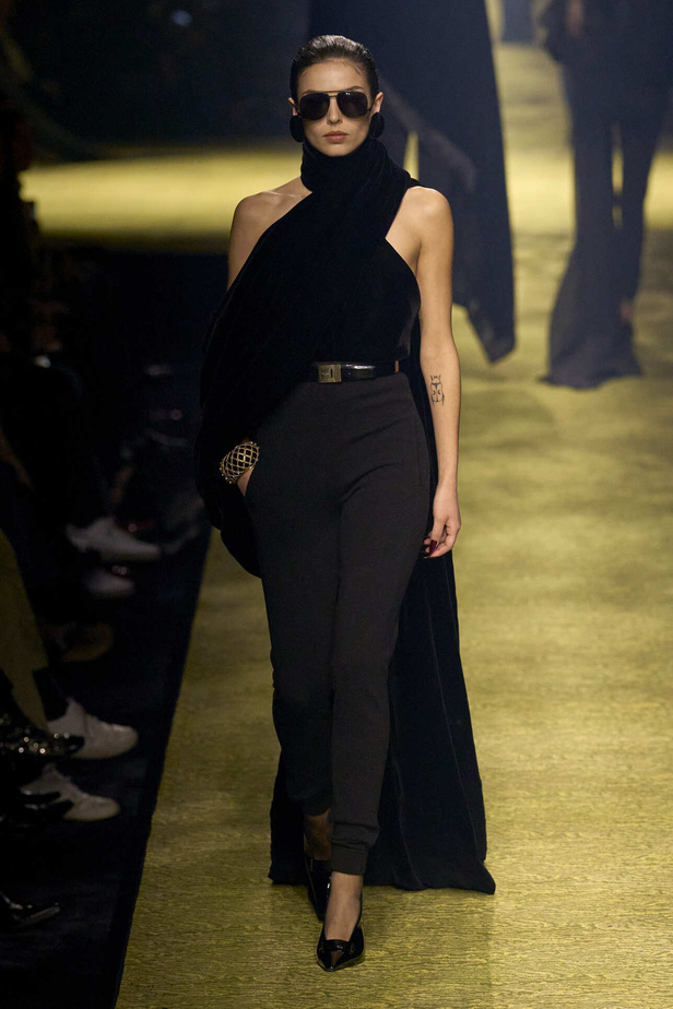 عرض Saint Laurent لخريف وشتاء 2024 في باريس