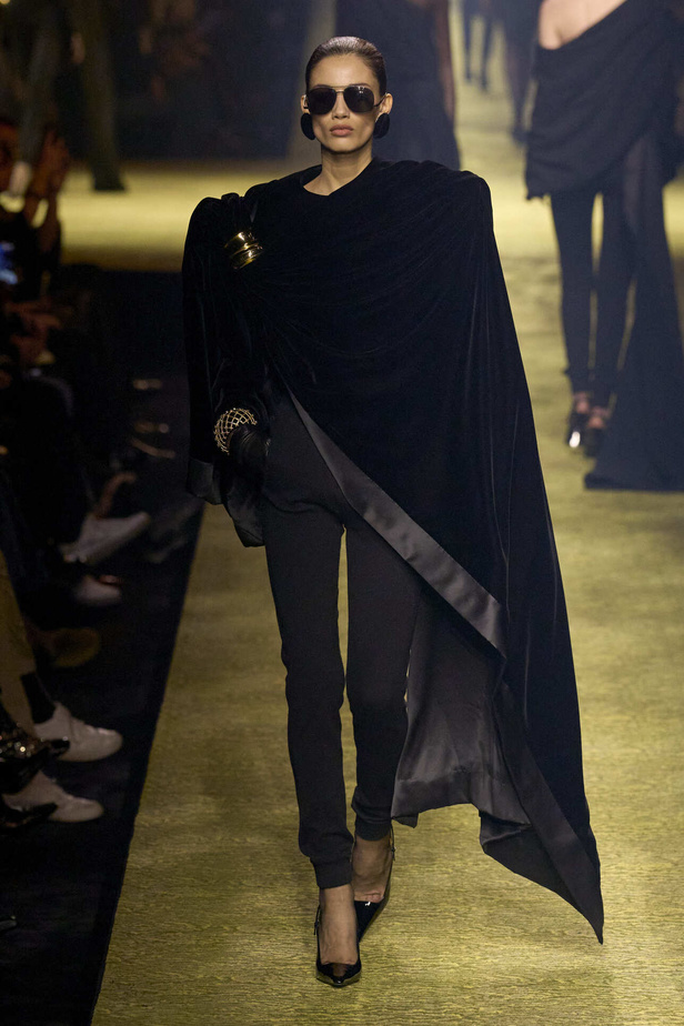 عرض Saint Laurent لخريف وشتاء 2024 في باريس