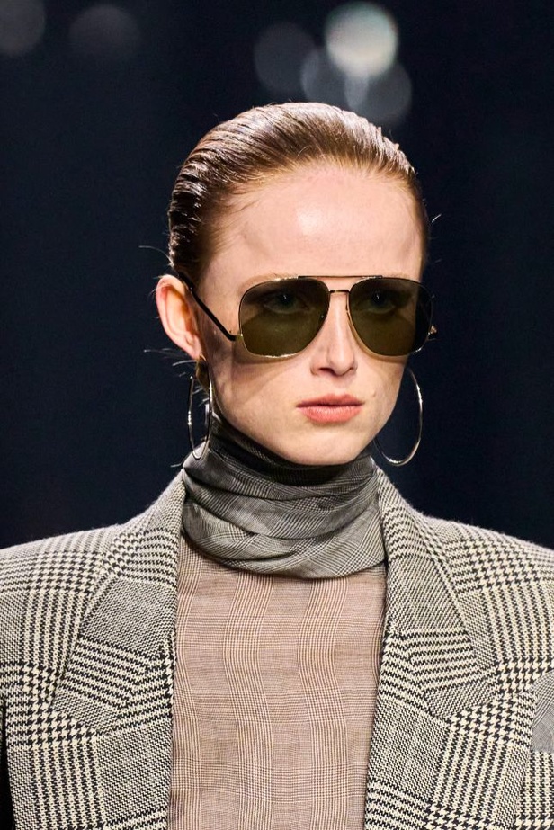 عرض Saint Laurent لخريف وشتاء 2024 في باريس يعيد موضة التايورات الراقية الى الواجهة