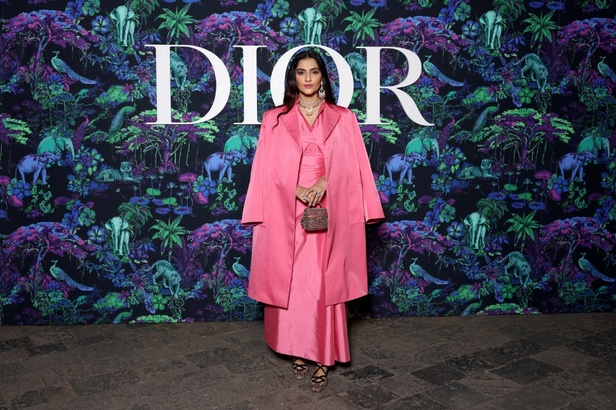 5 أمور اكتشفيها عن مجموعة ديور Dior لخريف 2023 في مومباي