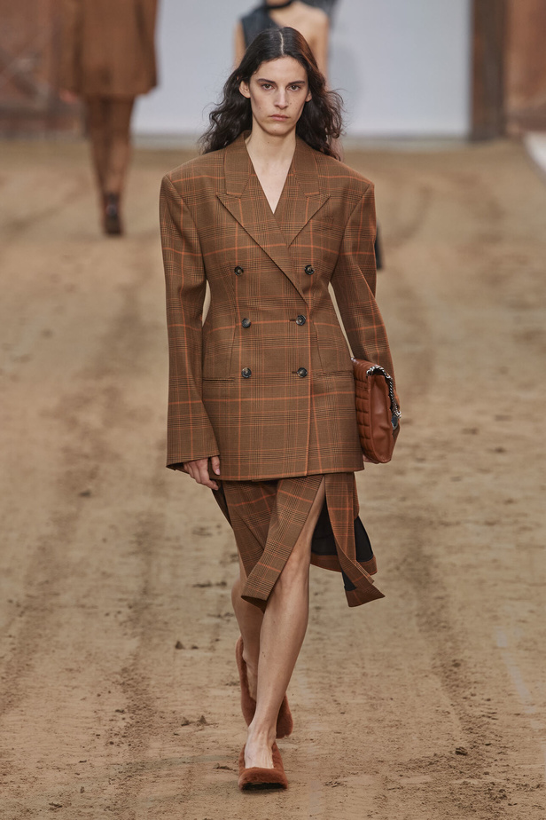 عرض أزياء مجموعة Stella Mccartney لشتاء 2024 تحيي موضة التصاميم الفضفاضة