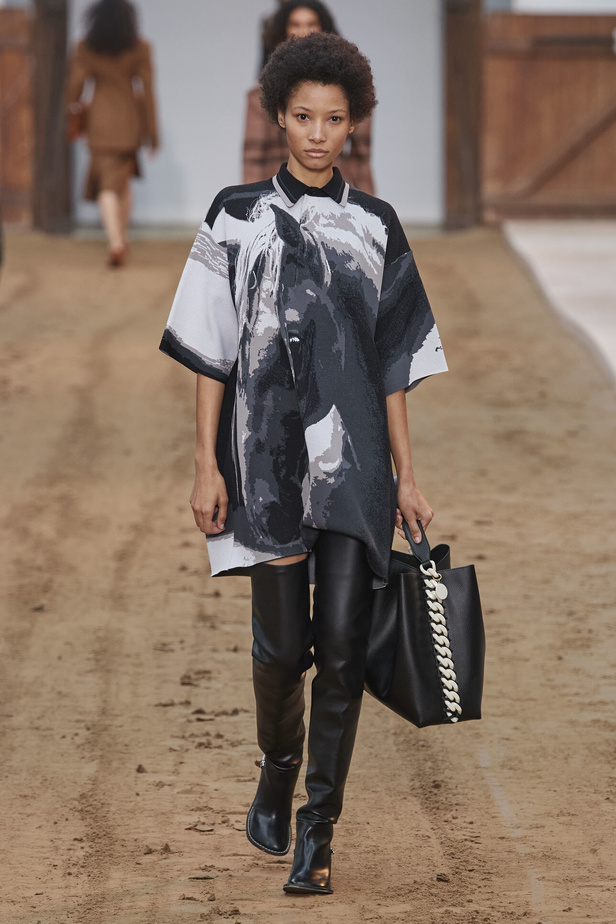 عرض أزياء مجموعة Stella Mccartney لشتاء 2024 تحيي موضة التصاميم الفضفاضة