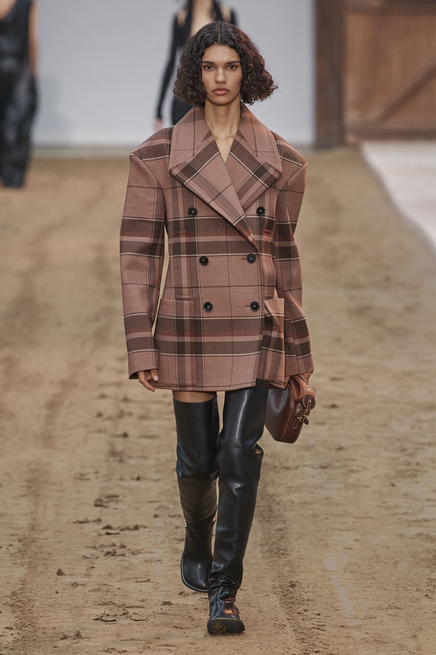 عرض أزياء مجموعة Stella Mccartney لشتاء 2024 تحيي موضة التصاميم الفضفاضة