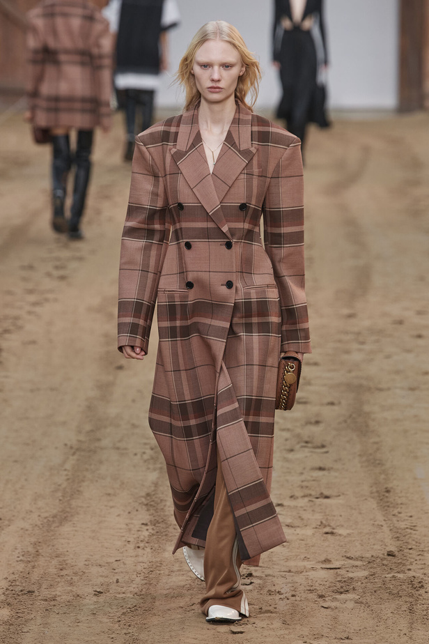 عرض أزياء مجموعة Stella Mccartney لشتاء 2024 تحيي موضة التصاميم الفضفاضة
