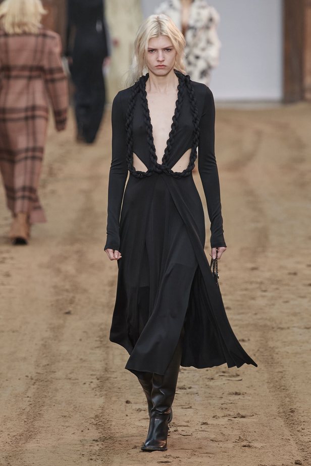 عرض أزياء مجموعة Stella Mccartney لشتاء 2024 تحيي موضة التصاميم الفضفاضة