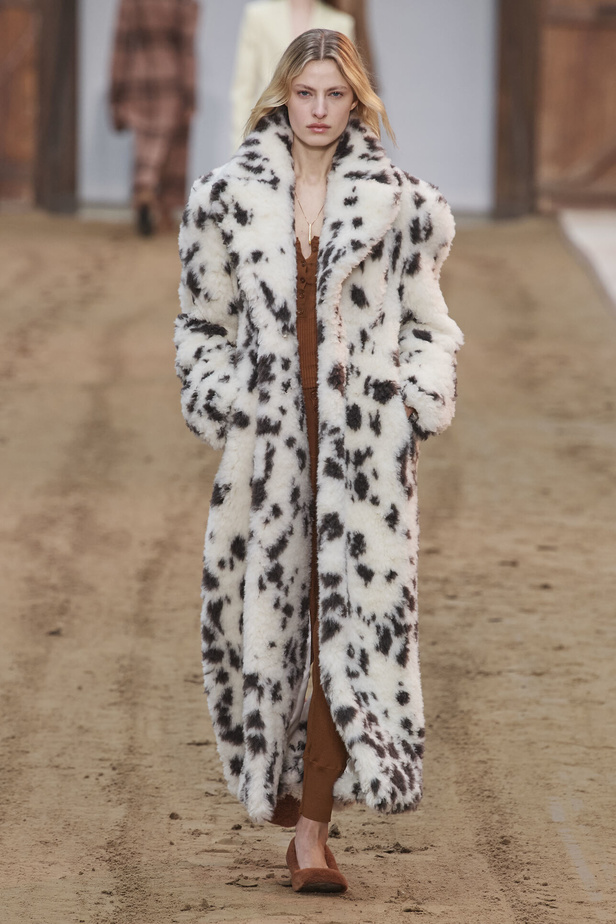 عرض أزياء مجموعة Stella Mccartney لشتاء 2024 تحيي موضة التصاميم الفضفاضة