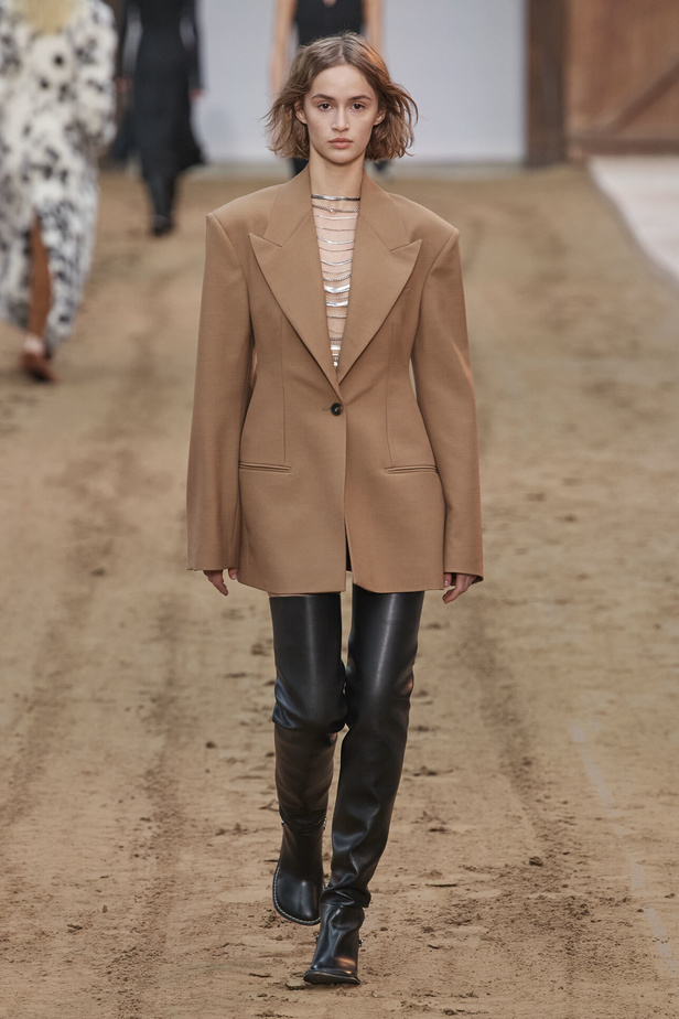 عرض أزياء مجموعة Stella Mccartney لشتاء 2024 تحيي موضة التصاميم الفضفاضة