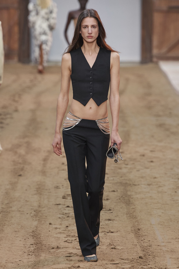 عرض أزياء مجموعة Stella Mccartney لشتاء 2024 تحيي موضة التصاميم الفضفاضة