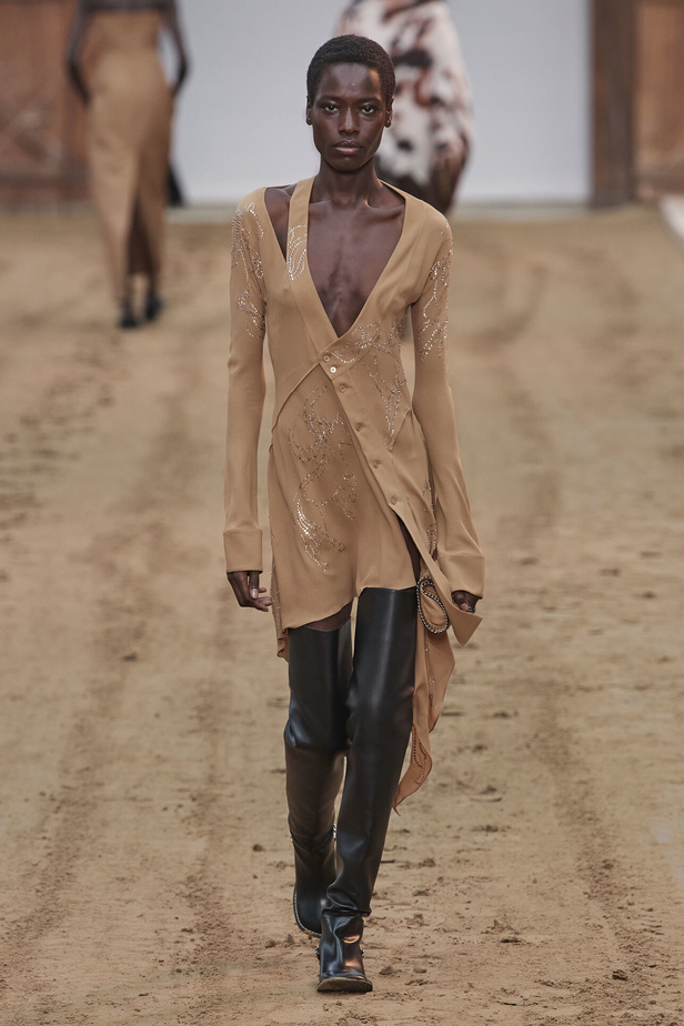 عرض أزياء مجموعة Stella Mccartney لشتاء 2024 تحيي موضة التصاميم الفضفاضة