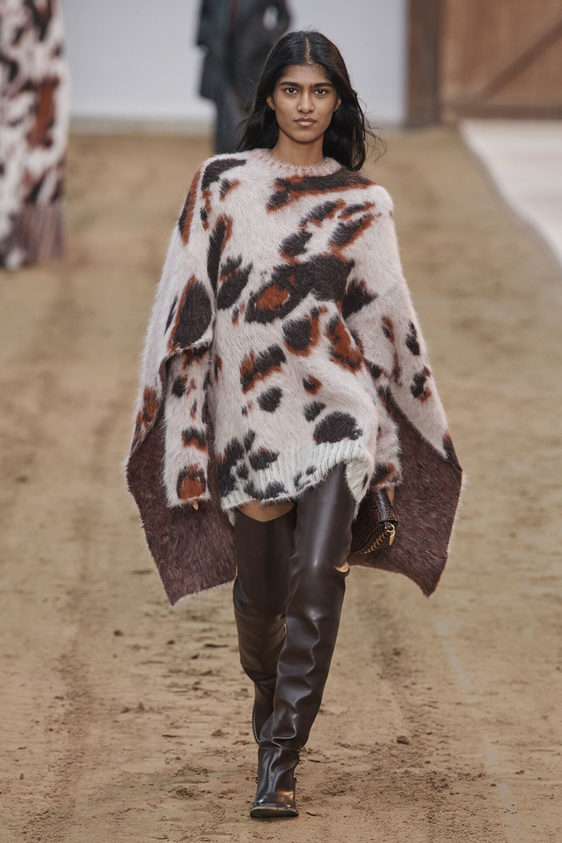 عرض أزياء مجموعة Stella Mccartney لشتاء 2024 تحيي موضة التصاميم الفضفاضة