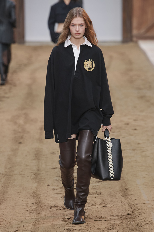 عرض أزياء مجموعة Stella Mccartney لشتاء 2024 تحيي موضة التصاميم الفضفاضة