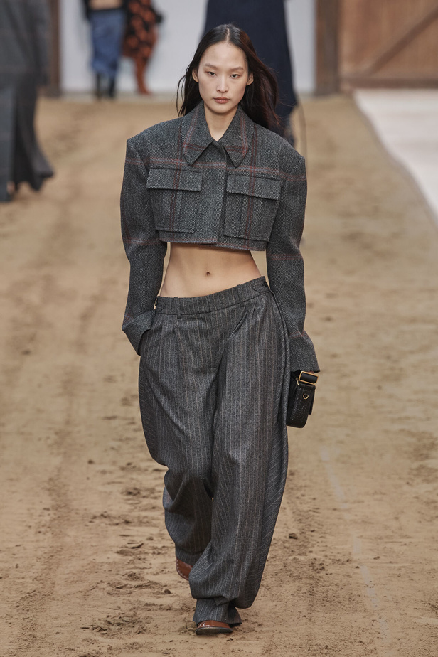 عرض أزياء مجموعة Stella Mccartney لشتاء 2024 تحيي موضة التصاميم الفضفاضة