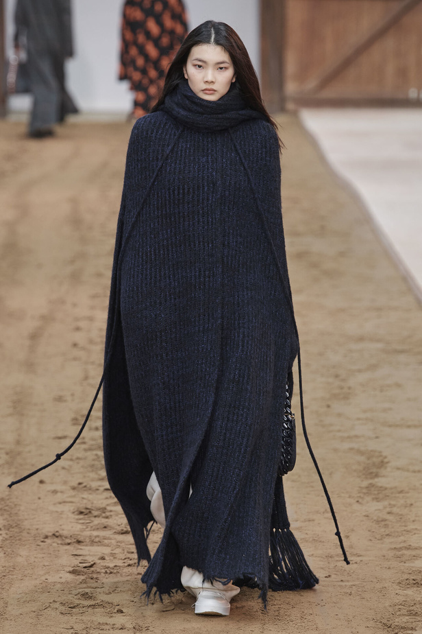 عرض أزياء مجموعة Stella Mccartney لشتاء 2024 تحيي موضة التصاميم الفضفاضة