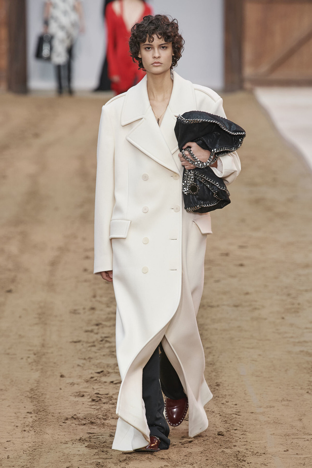 عرض أزياء مجموعة Stella Mccartney لشتاء 2024 تحيي موضة التصاميم الفضفاضة