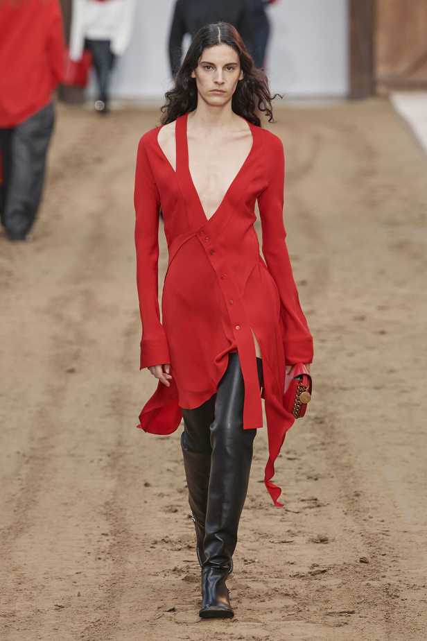 عرض أزياء مجموعة Stella Mccartney لشتاء 2024 تحيي موضة التصاميم الفضفاضة