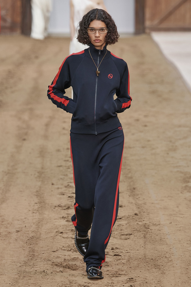 عرض أزياء مجموعة Stella Mccartney لشتاء 2024 تحيي موضة التصاميم الفضفاضة