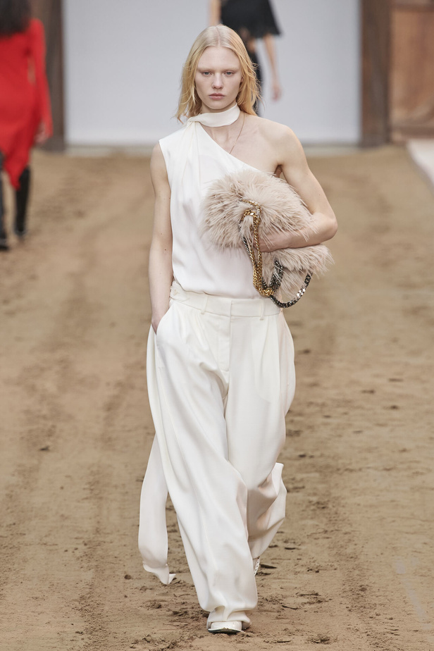 عرض أزياء مجموعة Stella Mccartney لشتاء 2024 تحيي موضة التصاميم الفضفاضة