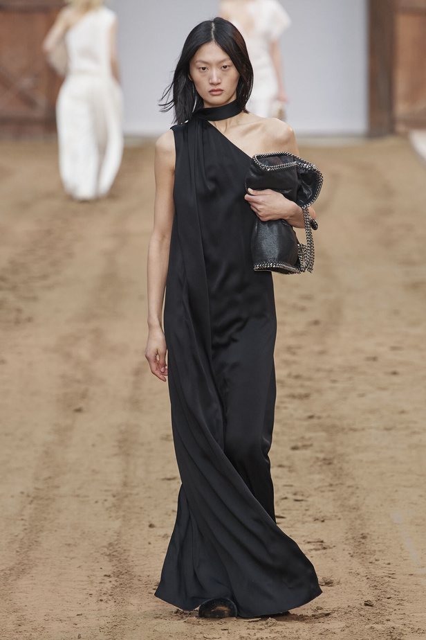 عرض أزياء مجموعة Stella Mccartney لشتاء 2024 تحيي موضة التصاميم الفضفاضة