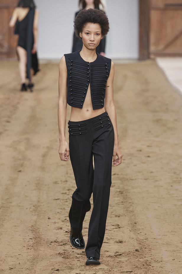 عرض أزياء مجموعة Stella Mccartney لشتاء 2024 تحيي موضة التصاميم الفضفاضة