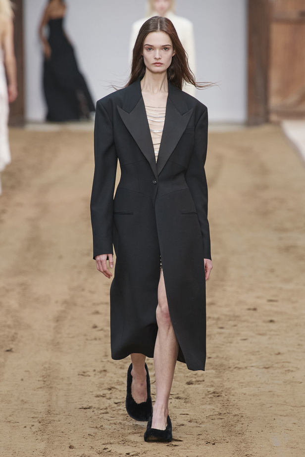 عرض أزياء مجموعة Stella Mccartney لشتاء 2024 تحيي موضة التصاميم الفضفاضة