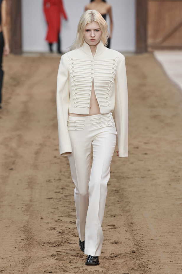 عرض أزياء مجموعة Stella Mccartney لشتاء 2024 تحيي موضة التصاميم الفضفاضة