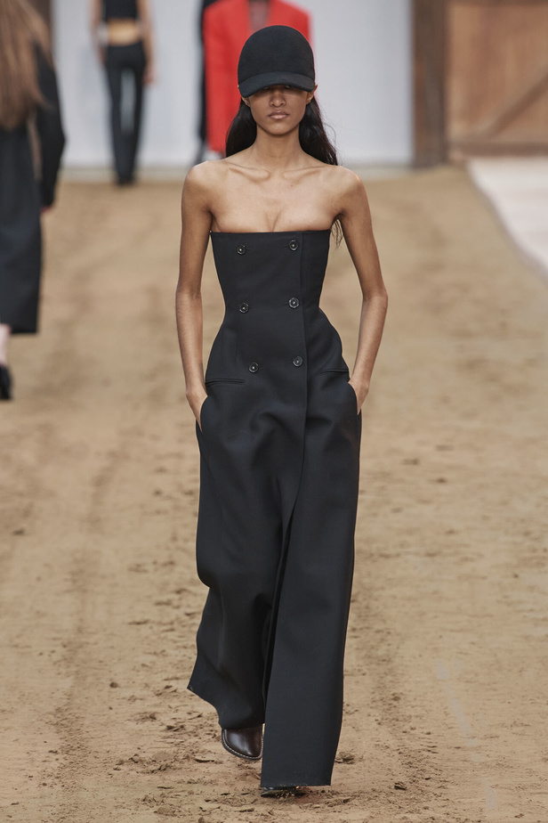 عرض أزياء مجموعة Stella Mccartney لشتاء 2024 تحيي موضة التصاميم الفضفاضة