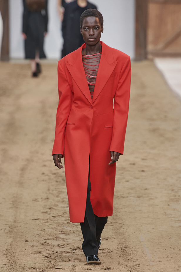 عرض أزياء مجموعة Stella Mccartney لشتاء 2024 تحيي موضة التصاميم الفضفاضة