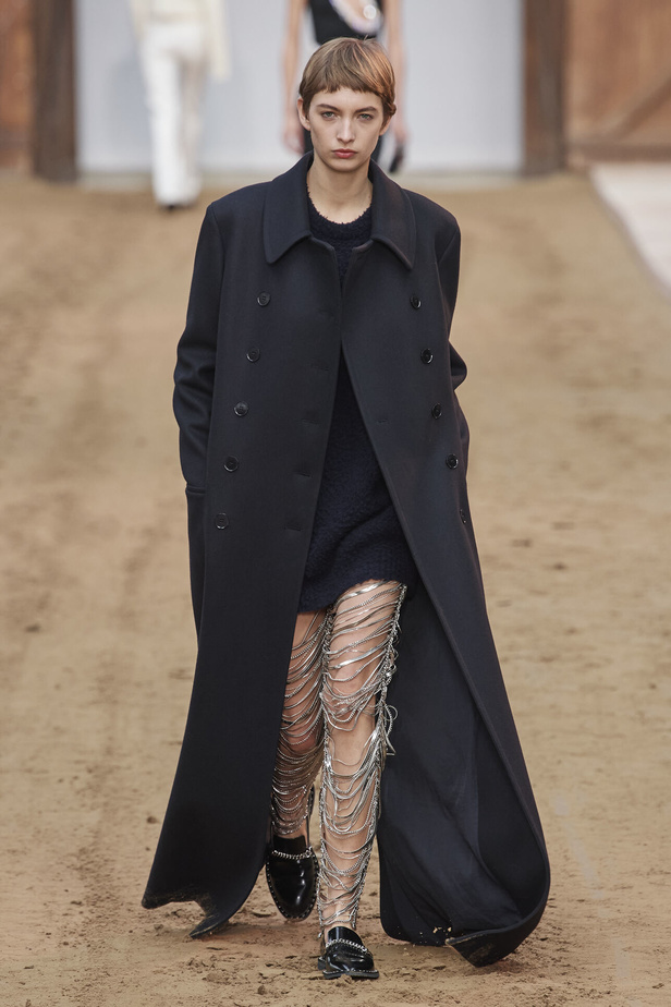 عرض أزياء مجموعة Stella Mccartney لشتاء 2024 تحيي موضة التصاميم الفضفاضة