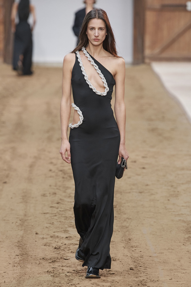 عرض أزياء مجموعة Stella Mccartney لشتاء 2024 تحيي موضة التصاميم الفضفاضة