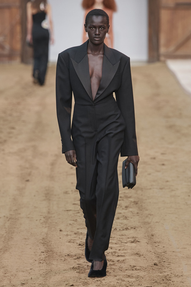 عرض أزياء مجموعة Stella Mccartney لشتاء 2024 تحيي موضة التصاميم الفضفاضة