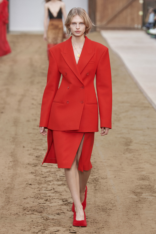 عرض أزياء مجموعة Stella Mccartney لشتاء 2024 تحيي موضة التصاميم الفضفاضة