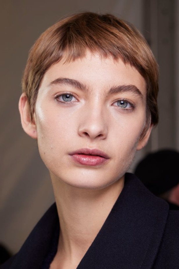 عرض أزياء مجموعة Stella Mccartney لشتاء 2024 تحيي موضة التصاميم الفضفاضة