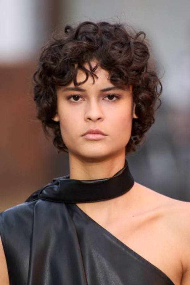 عرض أزياء مجموعة Stella Mccartney لشتاء 2024 تحيي موضة التصاميم الفضفاضة