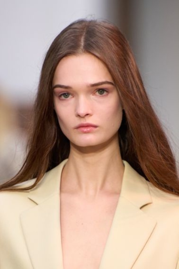 عرض أزياء مجموعة Stella Mccartney لشتاء 2024 تحيي موضة التصاميم الفضفاضة